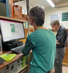 (Meijendel). Foto van - Krista Roest.
Medewerkers van het ringstation druk met ringen